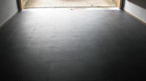garage with installed rubber floor tiles<br />
